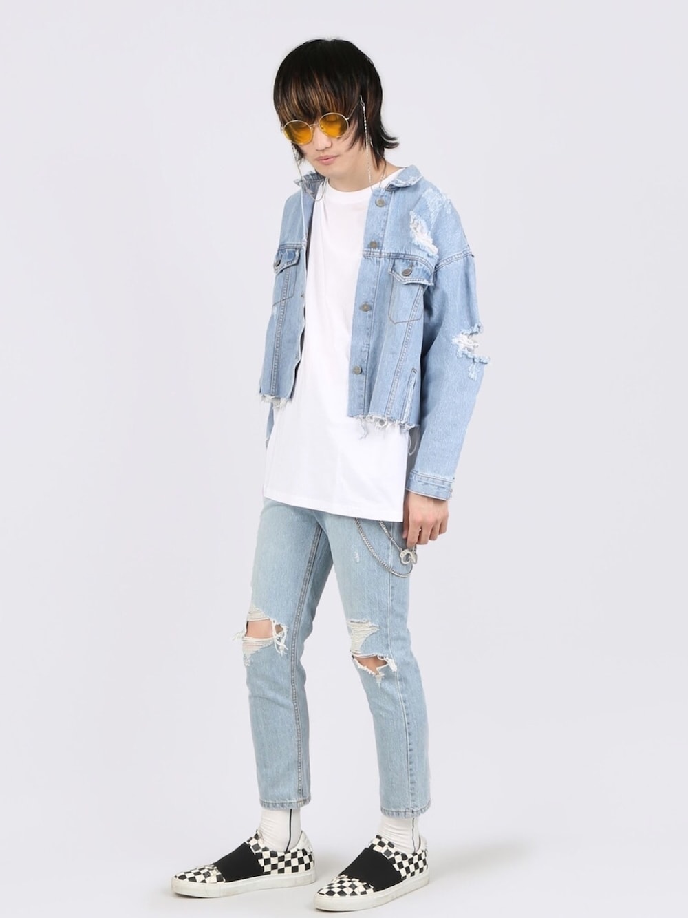 ホワイト系のTシャツ/カットソー、ブルー系のデニムパンツ、ブルー系のデニムジャケットを着用したメンズの春コーディネートの1枚目の写真