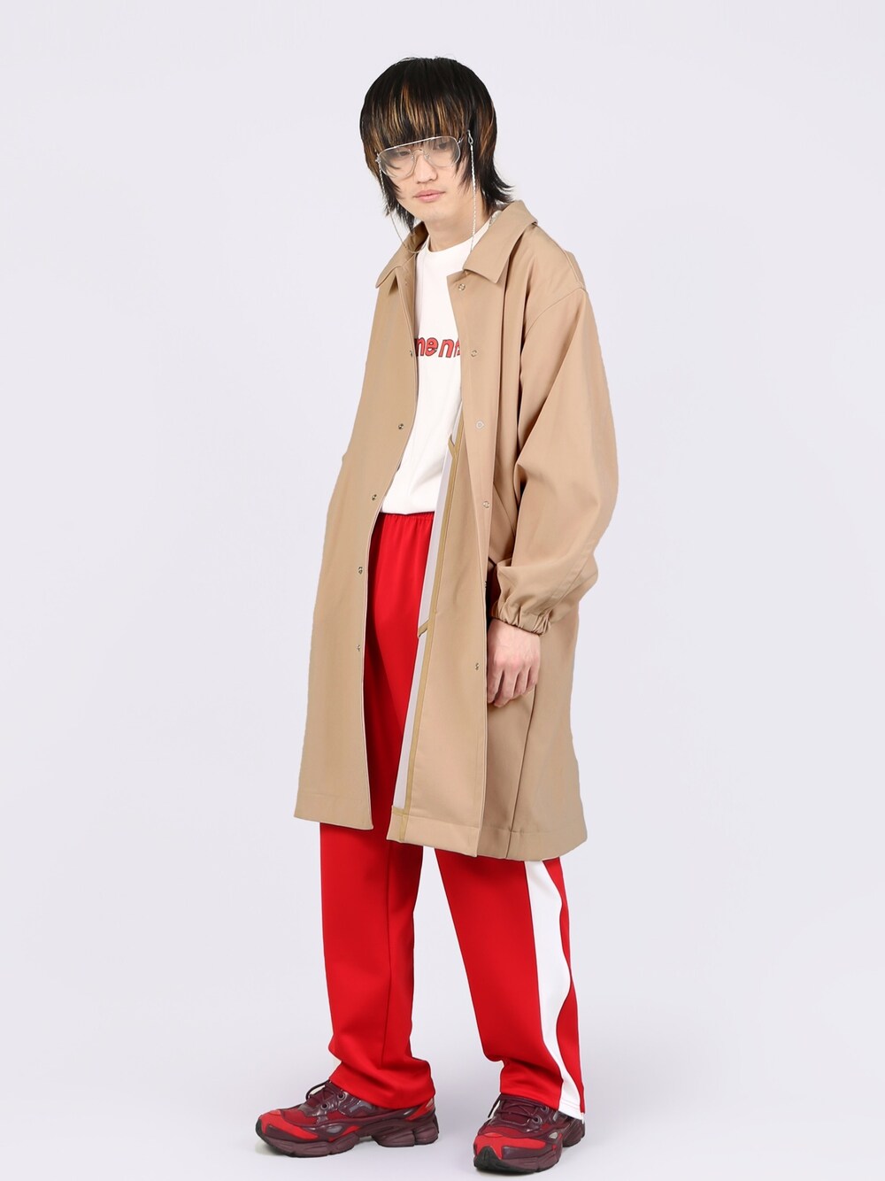 ベージュ系のトレンチコート、ホワイト系のTシャツ/カットソー、レッド系のその他パンツを着用したメンズの春コーディネートの1枚目の写真