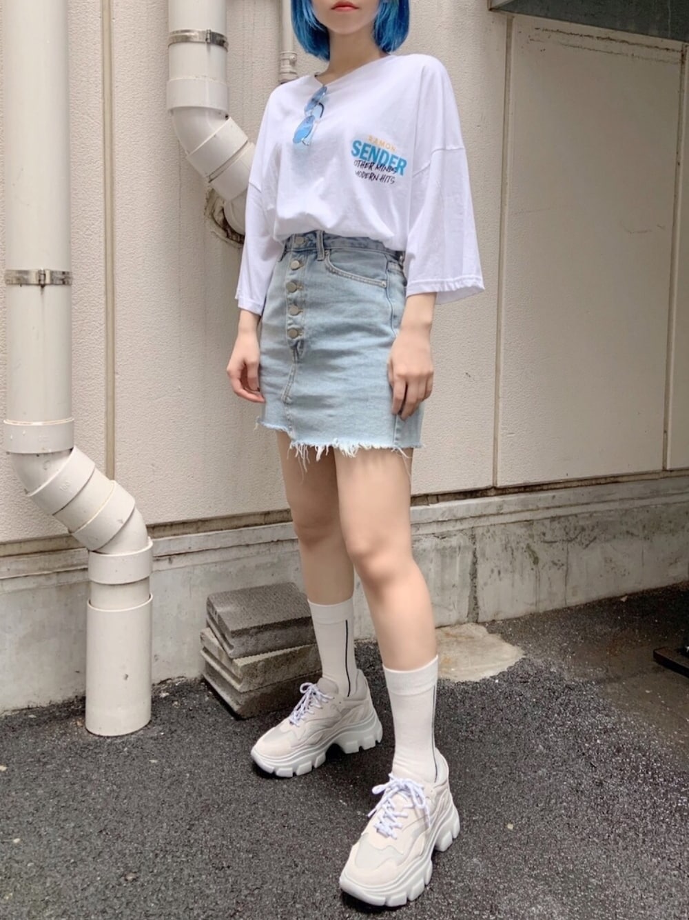 ホワイト系のTシャツ/カットソー、ブルー系のデニムスカート、グレー系のスニーカーを着用したレディースの夏コーディネートの1枚目の写真
