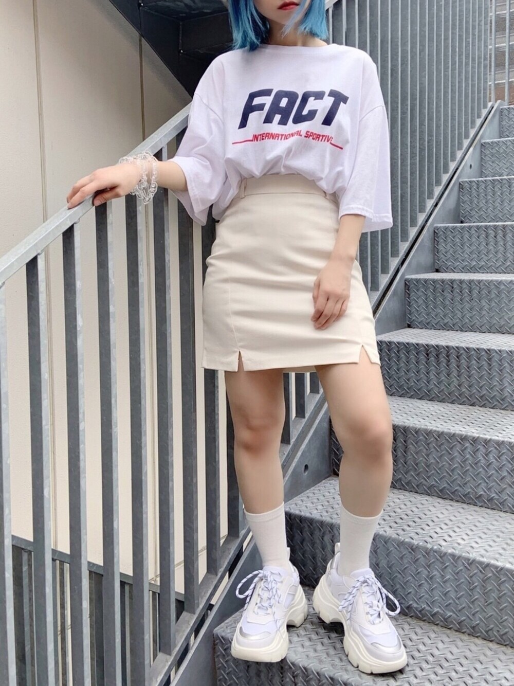 ホワイト系のTシャツ/カットソー、ホワイト系のスカート、ホワイト系のスニーカーを着用したレディースの夏コーディネートの1枚目の写真