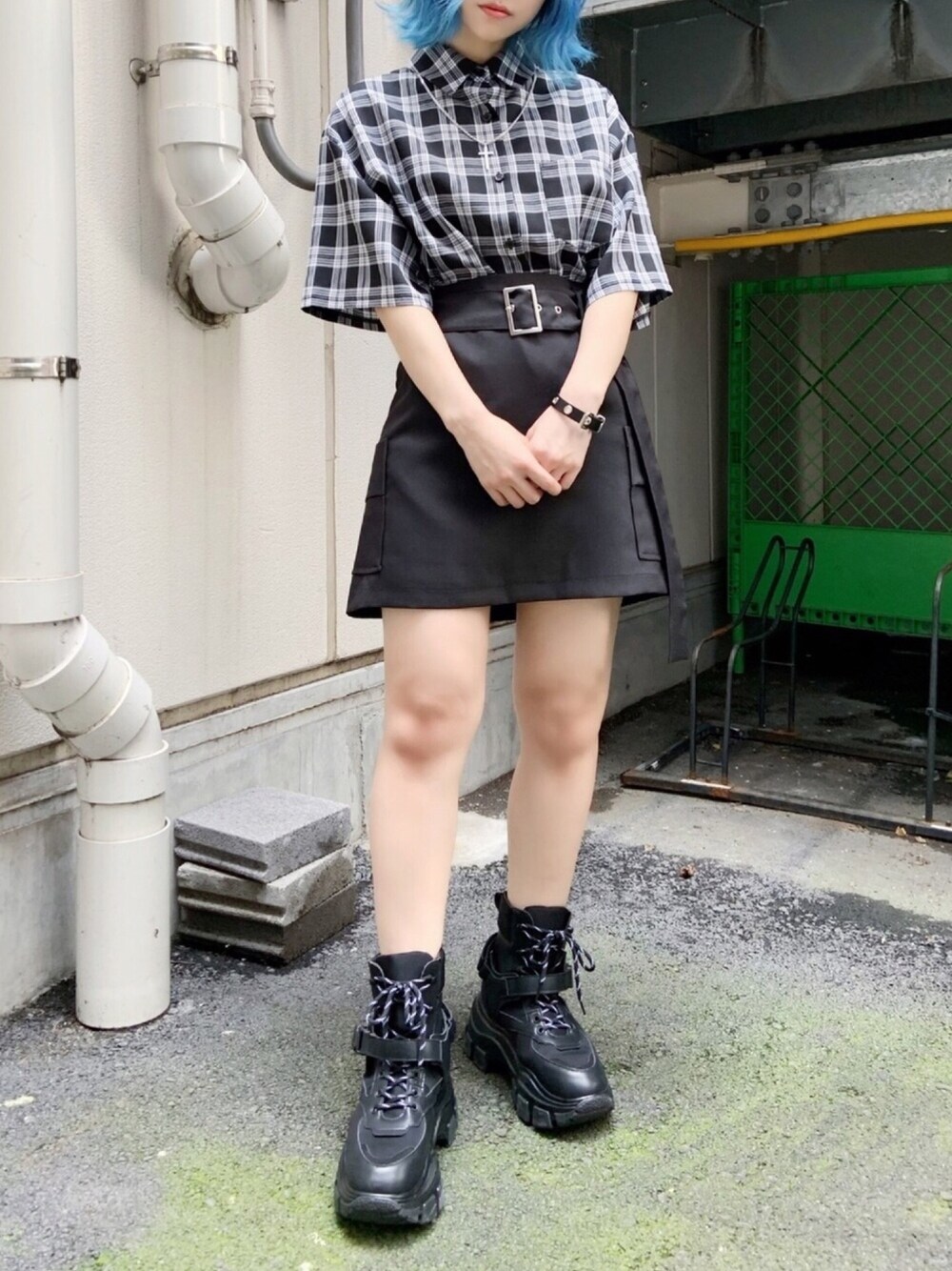 ブラック系のシャツ/ブラウス、ブラック系のスカート、ブラック系のその他シューズを着用したレディースの夏コーディネートの1枚目の写真