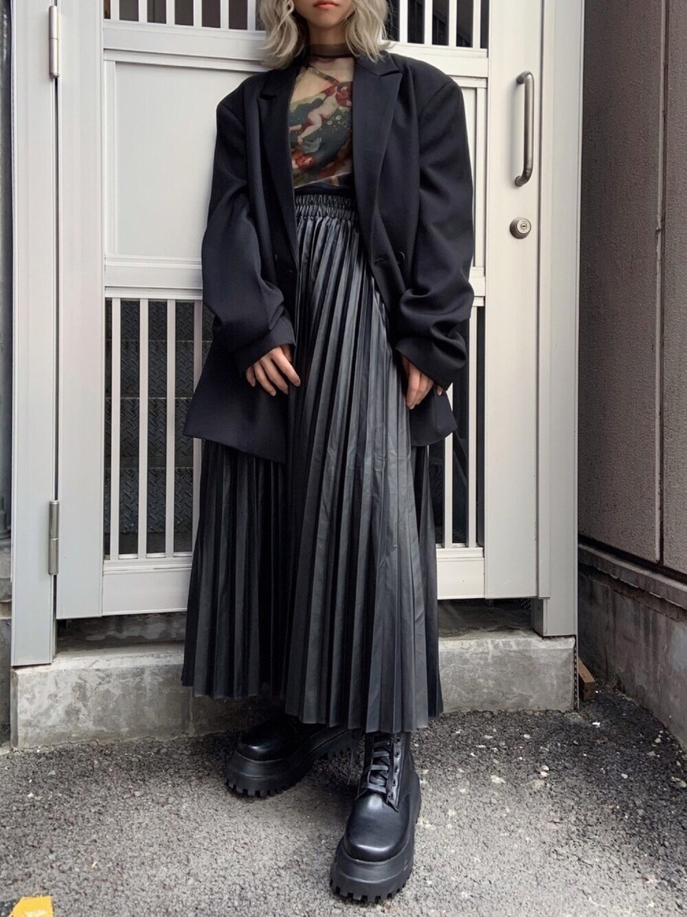 ブラック系のテーラードジャケット、ブラック系のTシャツ/カットソー、ブラック系のキャミソールを着用したレディースの秋コーディネートの1枚目の写真