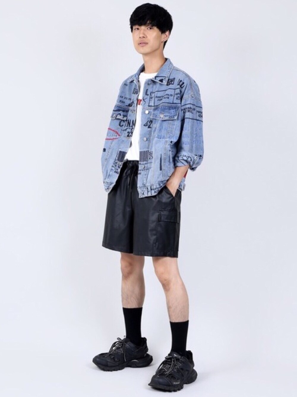 ブルー系のデニムジャケット、ホワイト系のTシャツ/カットソー、ブラック系のその他パンツを着用したメンズの秋コーディネートの1枚目の写真