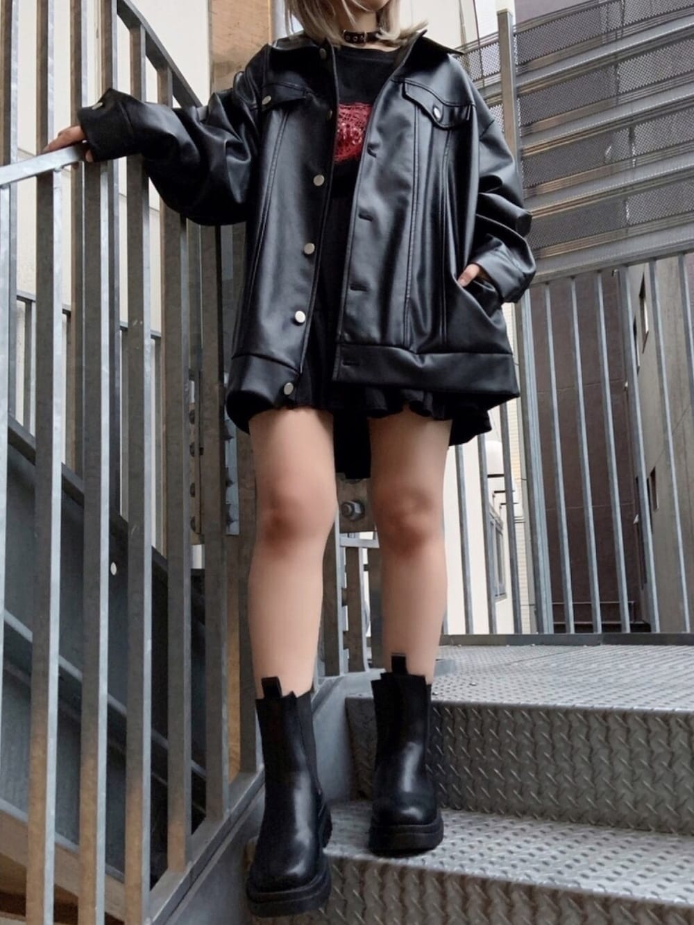 ブラック系のTシャツ/カットソー、ブラック系のスカート、ブラック系のその他アウターを着用したレディースの秋コーディネートの1枚目の写真