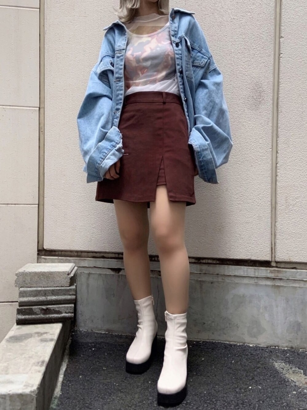 ブルー系のデニムジャケット、ブラウン系のスカート、ホワイト系のTシャツ/カットソーを着用したレディースの秋コーディネートの1枚目の写真