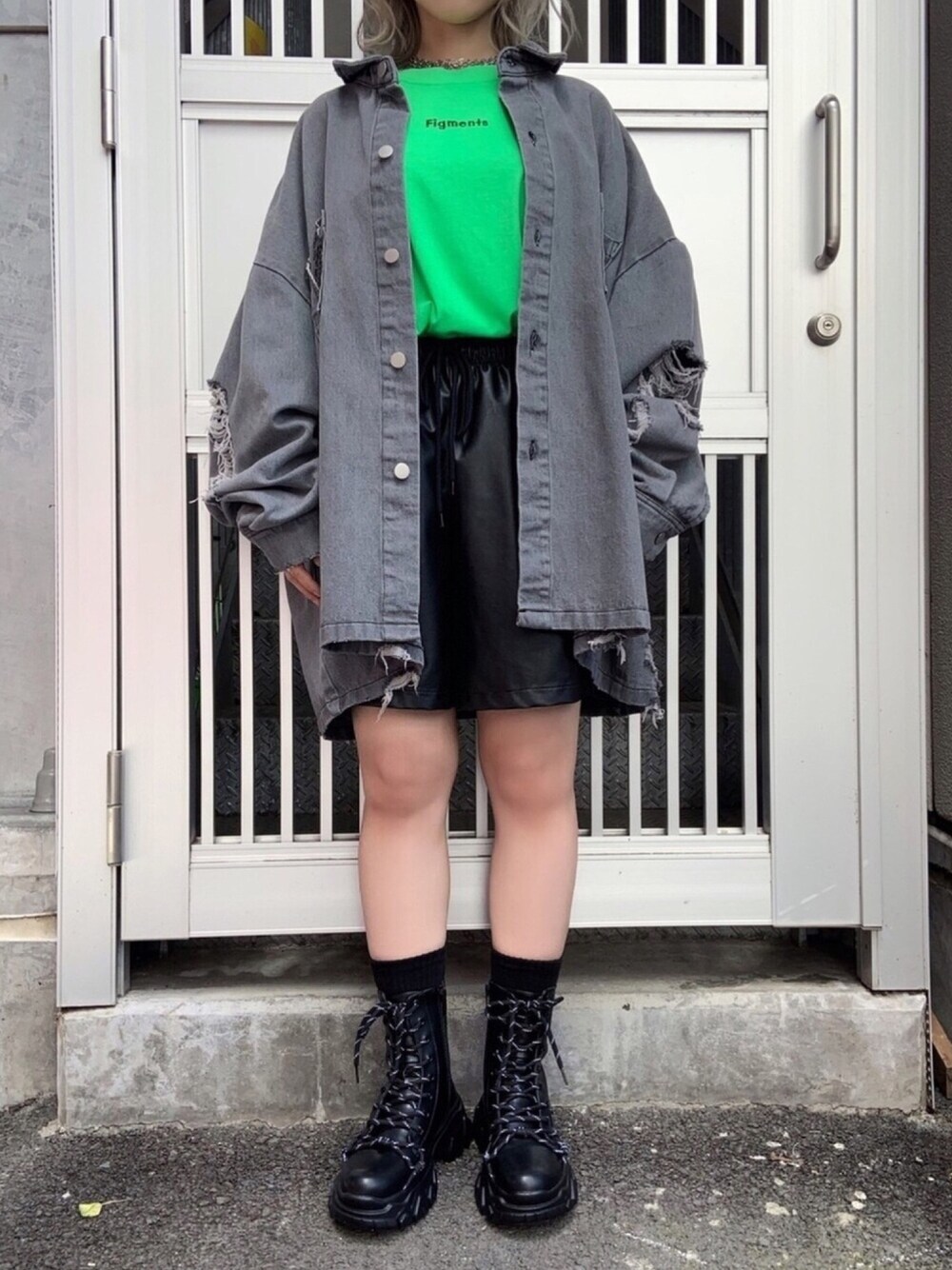 グリーン系のTシャツ/カットソー、ブラック系のブーツ、ブラック系のその他パンツを着用したレディースの夏コーディネートの1枚目の写真