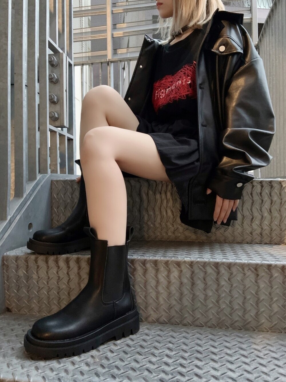 ブラック系のTシャツ/カットソー、ブラック系のその他アウター、ブラック系のスカートを着用したレディースの冬コーディネートの1枚目の写真