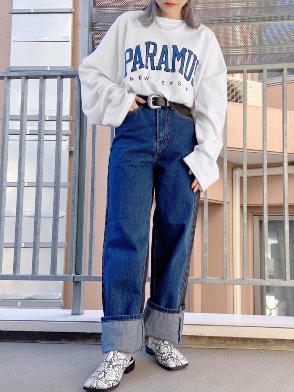 その他のサンダル、ブルー系のデニムパンツ、ホワイト系のTシャツ/カットソーを着用したレディースの冬コーディネートの1枚目の写真