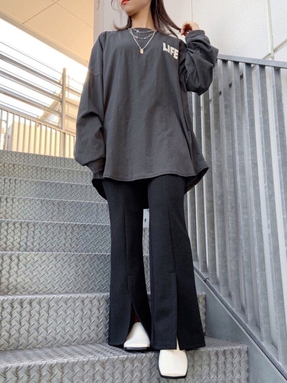 ホワイト系のサンダル、ブラック系のTシャツ/カットソー、ブラック系のその他パンツを着用したレディースの春コーディネートの1枚目の写真