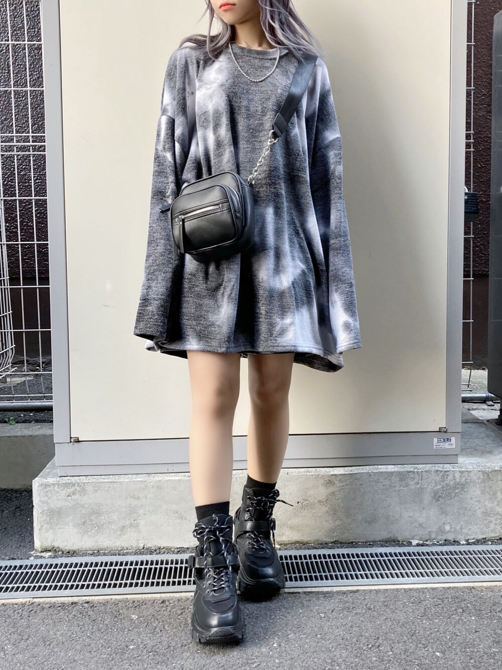 グレー系のニット/セーター、ブラック系のショルダーバッグ、ブラック系のその他シューズを着用したレディースの春コーディネートの1枚目の写真