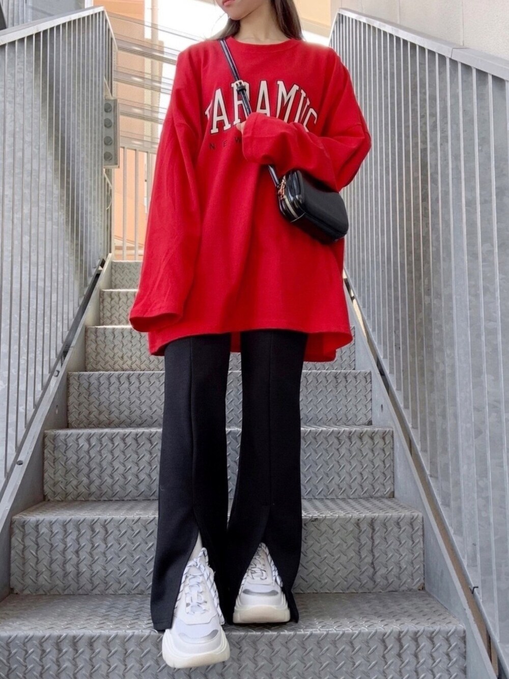 ブラック系のその他パンツ、ホワイト系のスニーカー、ブラック系のショルダーバッグを着用したレディースの春コーディネートの1枚目の写真