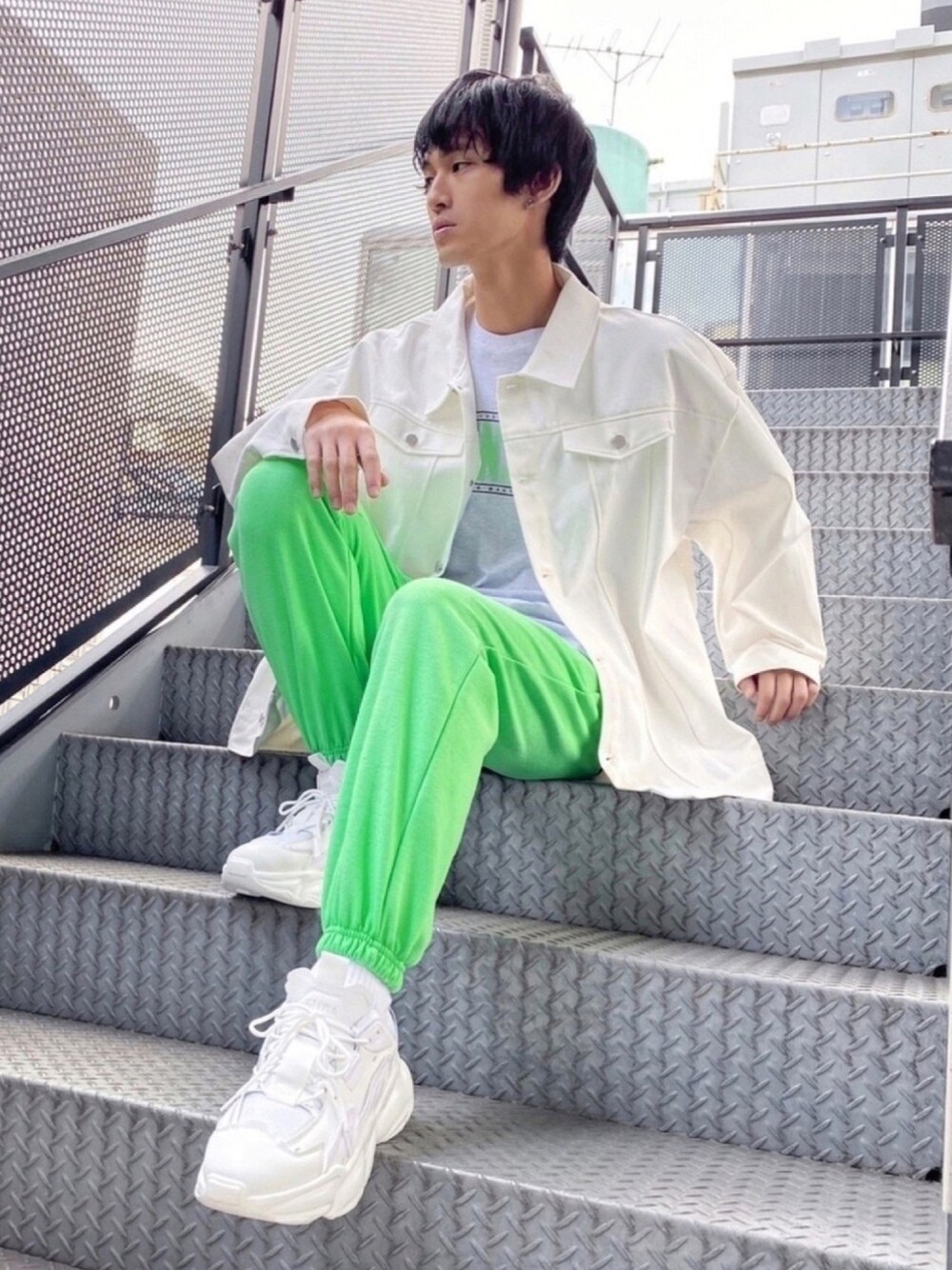 ホワイト系のその他アウター、グリーン系のその他パンツ、グレー系のTシャツ/カットソーを着用したメンズの春コーディネートの1枚目の写真