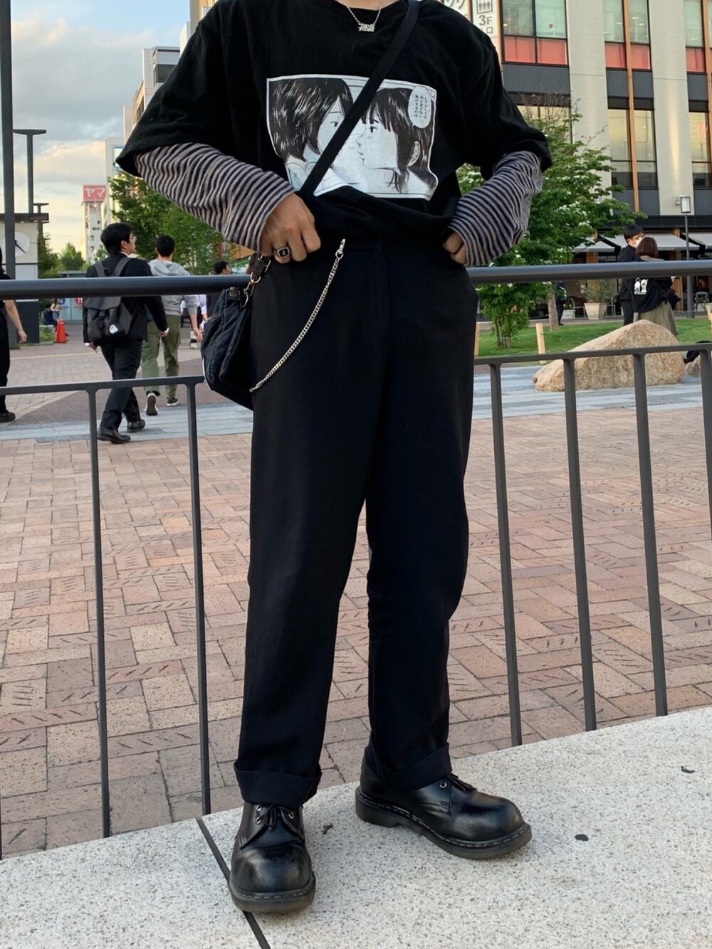 「Dr. MartensのDr.Martens　3EYE GIBSON（ローファー、ブラック系）」を使った、ようさん（メンズ・161cm）の春コーディネートの1枚目の写真