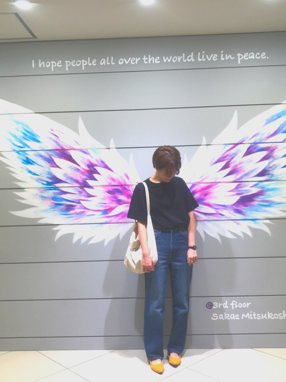 ブラック系のTシャツ/カットソー、ブルー系のデニムパンツ、イエロー系のパンプスを着用したレディースの秋コーディネートの1枚目の写真