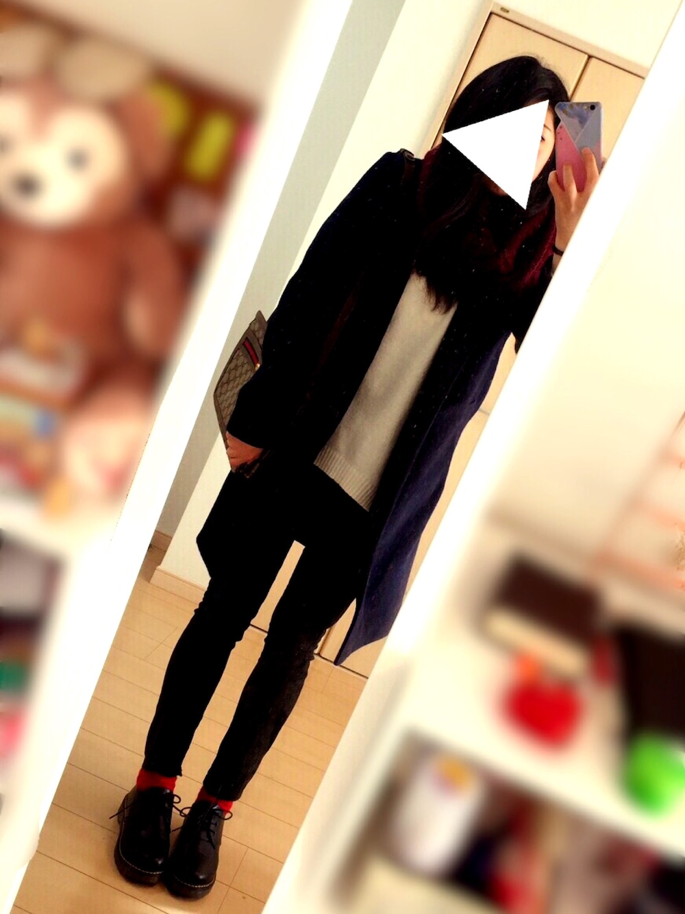 「赤い靴下、差し色、カジュアル、オトナカジュアル、メンズライク、ネイビー」｜「SLYのWOOL Vネック LOOSE HG TOPS（ニット/セーター、ホワイト系）」を使った、かおりさん（レディース・159cm）の冬コーディネートの1枚目の写真