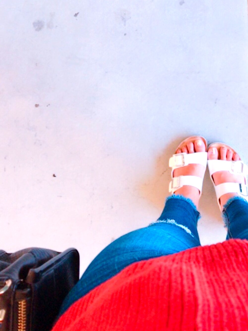 「ノースリニット、ダメージデニムパンツ、デニムスキニー、summer、girl、夏コーデ」｜「AZUL by moussyの畦ノースリニットPO（タンクトップ、レッド系）」を使った、かおりさん（レディース・159cm）の夏コーディネートの1枚目の写真