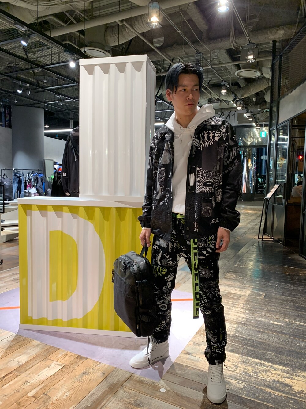 「Diesel、dieselshibuya、新作、デニム」｜「DIESELのメンズ ジャケット 総柄プリントジャケット（ブルゾン、ブラック系）」を使った、ryujiさん（メンズ・180cm）の冬コーディネートの1枚目の写真