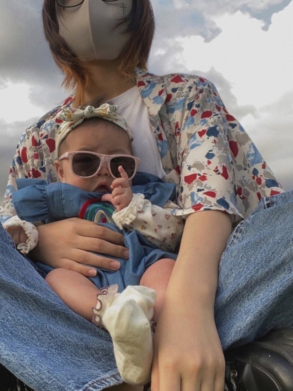 「ベビー、4ヶ月ベビー、ベビーコーデ、H&M baby、patpat、GU、FIG&VIPER、GYDA、デニムパンツ」｜「PatPatのアイテム（サロペット/オーバーオール、ブルー系）」を使った、mama&babyさん（レディース・152cm）の秋コーディネートの1枚目の写真