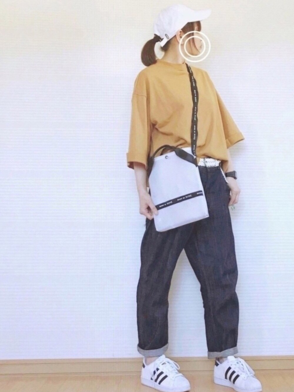 イエロー系のTシャツ/カットソー、ホワイト系のショルダーバッグ、ブルー系のデニムパンツを着用したレディースの夏コーディネートの1枚目の写真