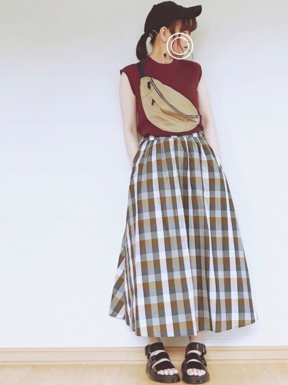 ブラウン系のTシャツ/カットソー、ベージュ系のボディバッグ/ウエストポーチ、ブラウン系のスカートを着用したレディースの夏コーディネートの1枚目の写真