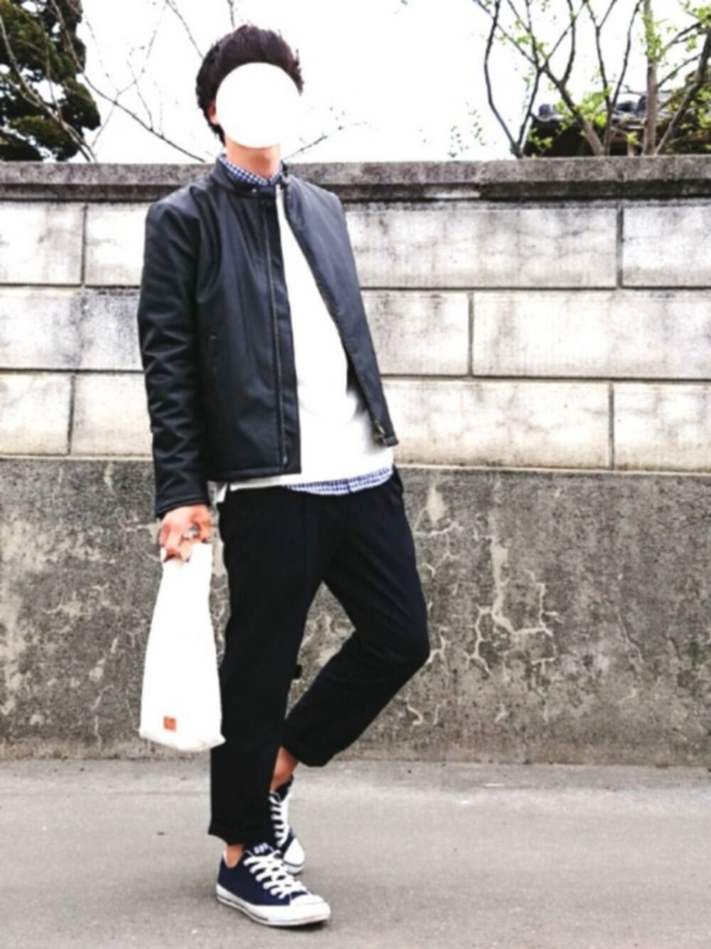 「ライダース、チェックシャツ、コンバース、スラックス、春コーデ」｜「UNIQLOのアイテム（ライダースジャケット、ブラック系）」を使った、kozooさん（メンズ・173cm）の春コーディネートの1枚目の写真