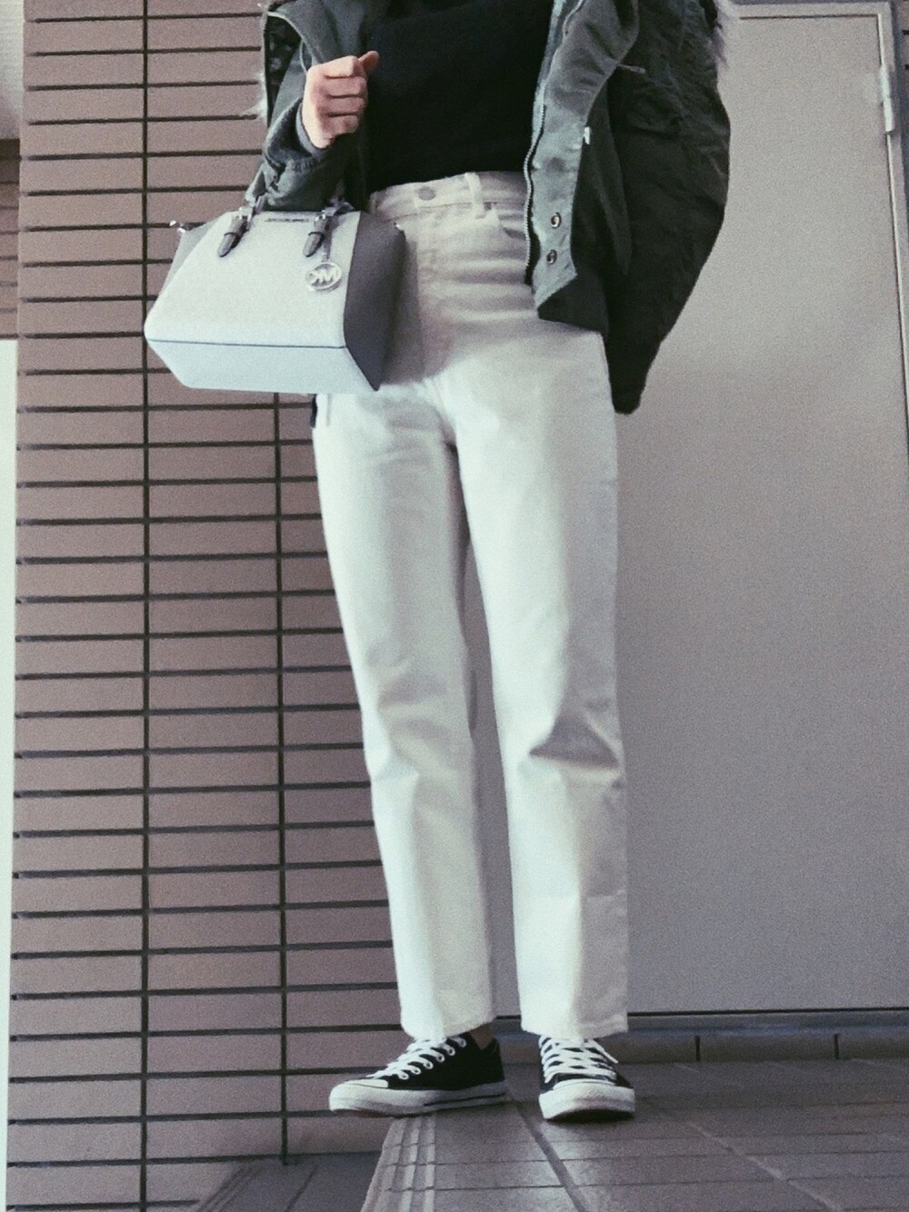 「大人カジュアル、スニーカー」｜「GUのアイテム（ニット/セーター、ブラック系）」を使った、yu_148さん（レディース・169cm）の冬コーディネートの1枚目の写真
