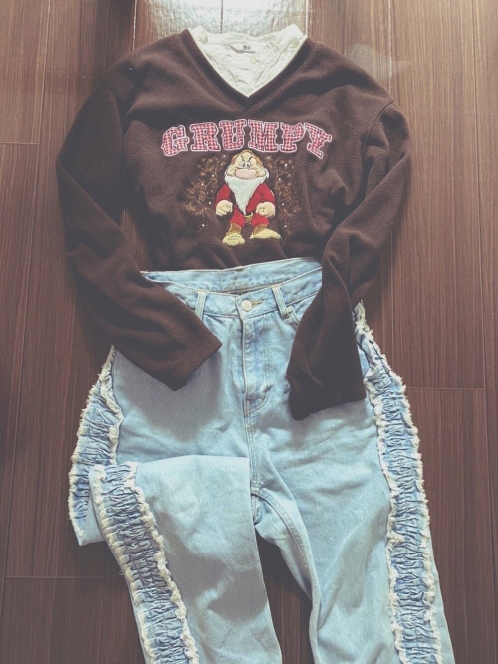 ブルー系のデニムパンツ、ブラウン系のその他トップス、ホワイト系のシャツ/ブラウスを着用したレディースの春コーディネートの1枚目の写真