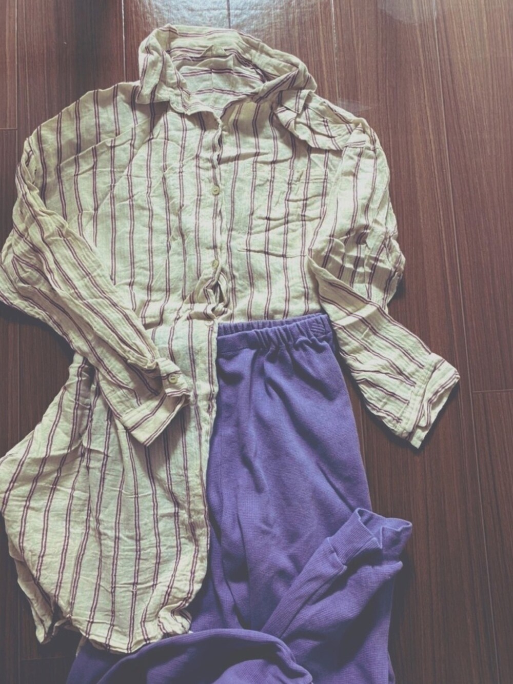 パープル系のシャツ/ブラウス、パープル系のパンツを着用したレディースの春コーディネートの1枚目の写真