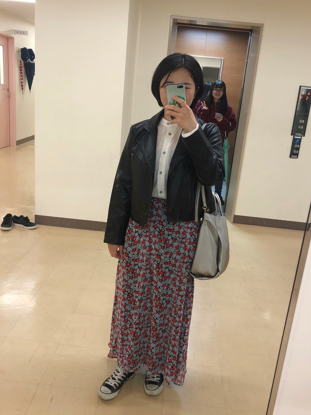 「JEANASISのアイテム（シャツ/ブラウス、ホワイト系）」を使った、Kanaさん（レディース・156cm）の秋コーディネートの1枚目の写真