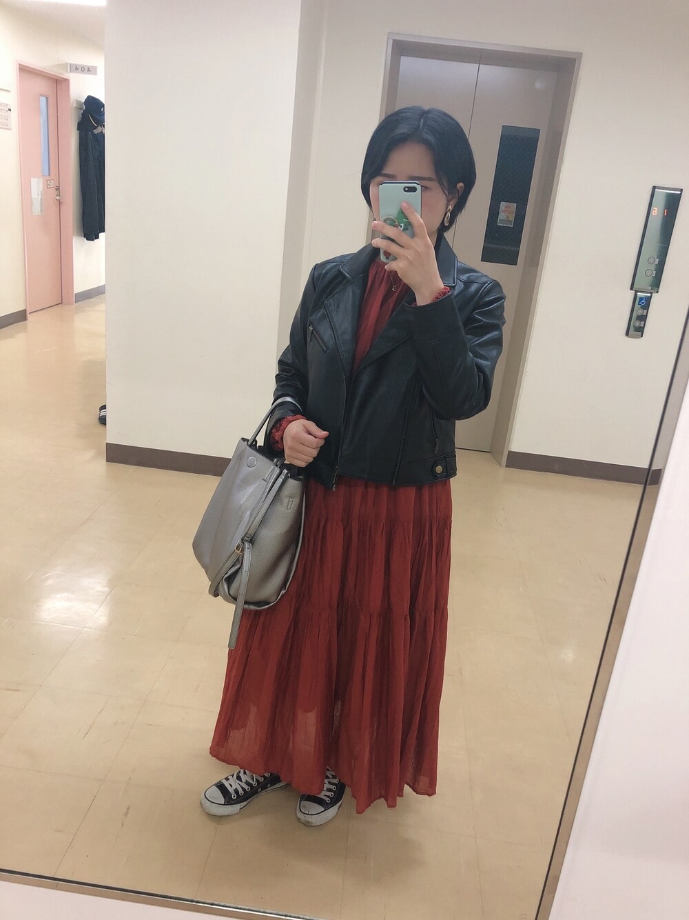 「BEAMSのアイテム（ライダースジャケット、ブラック系）」を使った、Kanaさん（レディース・156cm）の秋コーディネートの1枚目の写真