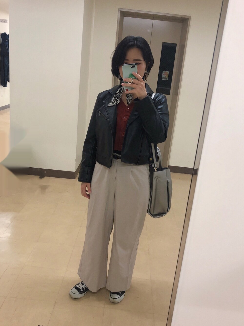 「JEANASISのアイテム（その他パンツ、ベージュ系）」を使った、Kanaさん（レディース・156cm）の秋コーディネートの1枚目の写真