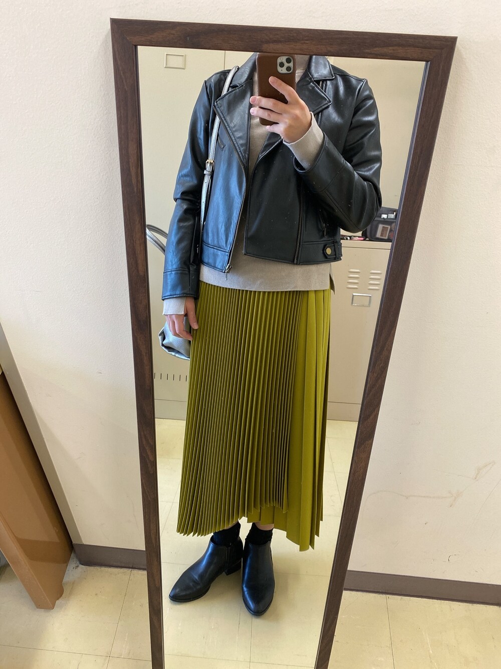 「PUBLIC TOKYOのアイテム（スカート、イエロー系）」を使った、Kanaさん（レディース・156cm）の秋コーディネートの1枚目の写真