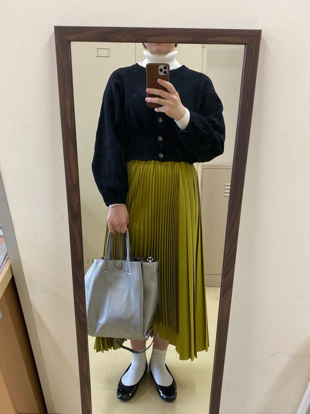 「MOUSSYのアイテム（シャツ/ブラウス、ブラック系）」を使った、Kanaさん（レディース・156cm）の冬コーディネートの1枚目の写真