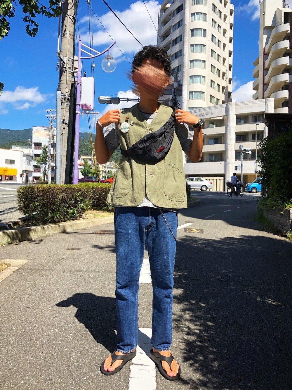 「VINTAGE、今日のコーデ、アメカジ、BAMBOO SHOOTS、マウンテンリサーチ、levis 501、66前期、brunaboinne、oofos、briefing」｜「BAMBOO SHOOTSのMOUNTAIN RESEARCH×BAMBOO SHOOTS / HUNTING VEST（ベスト、グリーン系）」を使った、ヒロさん（メンズ・173cm）の秋コーディネートの1枚目の写真