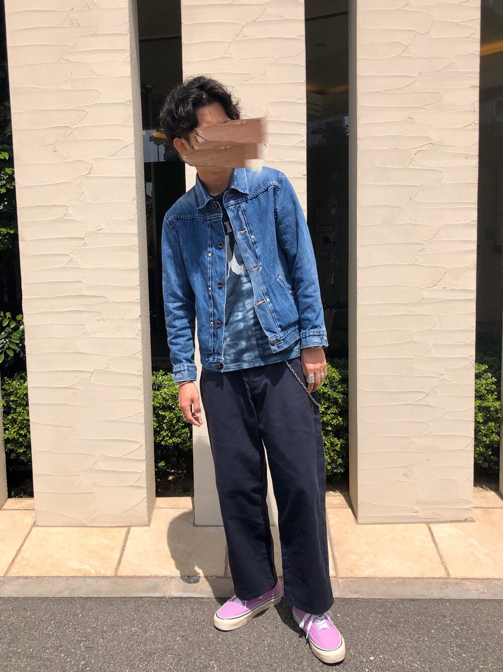 「休日スタイル、お洒落さんとつながりたい、大人カジュアル、シンプル、Tシャツ、VANS、vintage、アメカジ、ワイドパンツ、デニム」｜「BRUNABOINNEのアイテム（デニムジャケット、ブルー系）」を使った、ヒロさん（メンズ・173cm）の春コーディネートの1枚目の写真