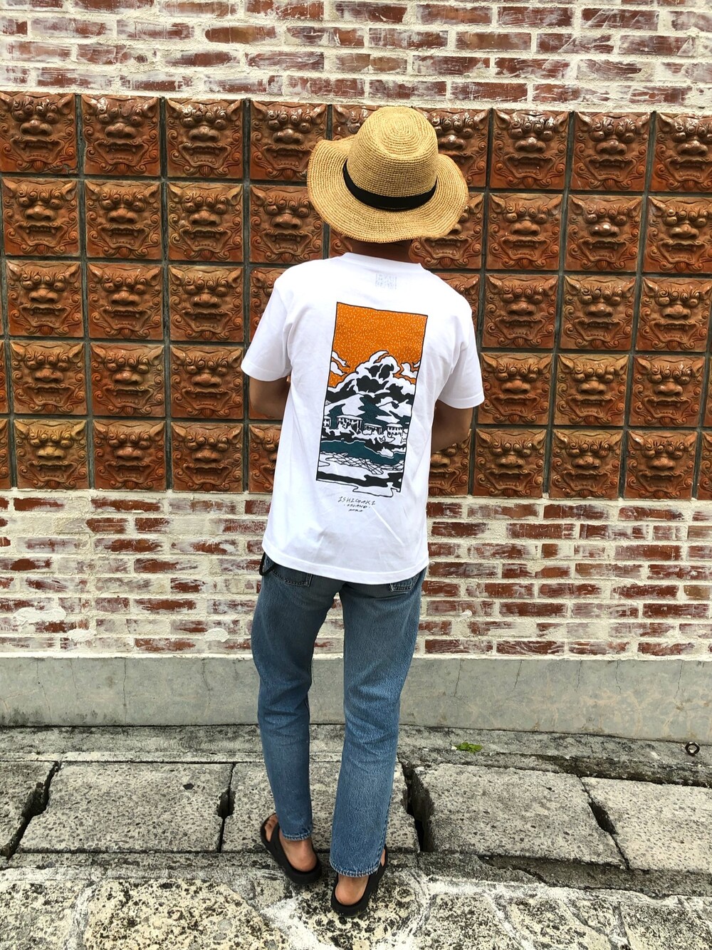 「シンプルコーデ、夏コーデ、古着MIX、ホワイト、デニム、おしゃれさんと繋がりたい、vintage、プリントT、夏、むぎわら帽子」｜「BAMBOO SHOOTSのアイテム（Tシャツ/カットソー、ホワイト系）」を使った、ヒロさん（メンズ・173cm）の春コーディネートの1枚目の写真