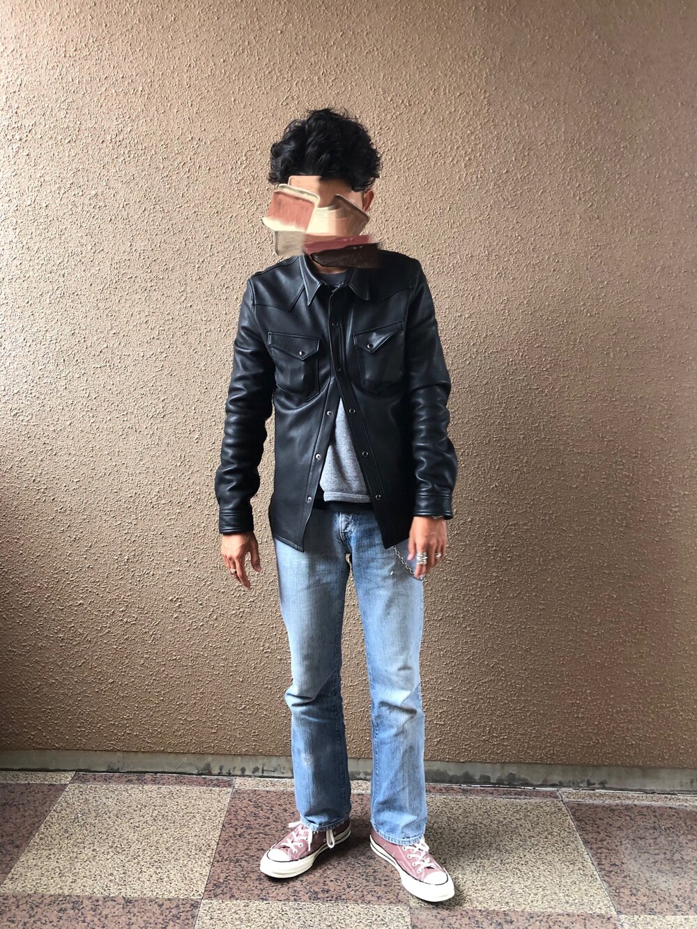 「秋冬コーデ、お洒落さんとつながりたい、大人コーデ、秋コーデ、アメカジ、レザージャケット、コンバース、Levi's、vintage、スニーカー」｜「FINECREEK&COのアイテム（シャツ/ブラウス、ブラック系）」を使った、ヒロさん（メンズ・173cm）の秋コーディネートの1枚目の写真