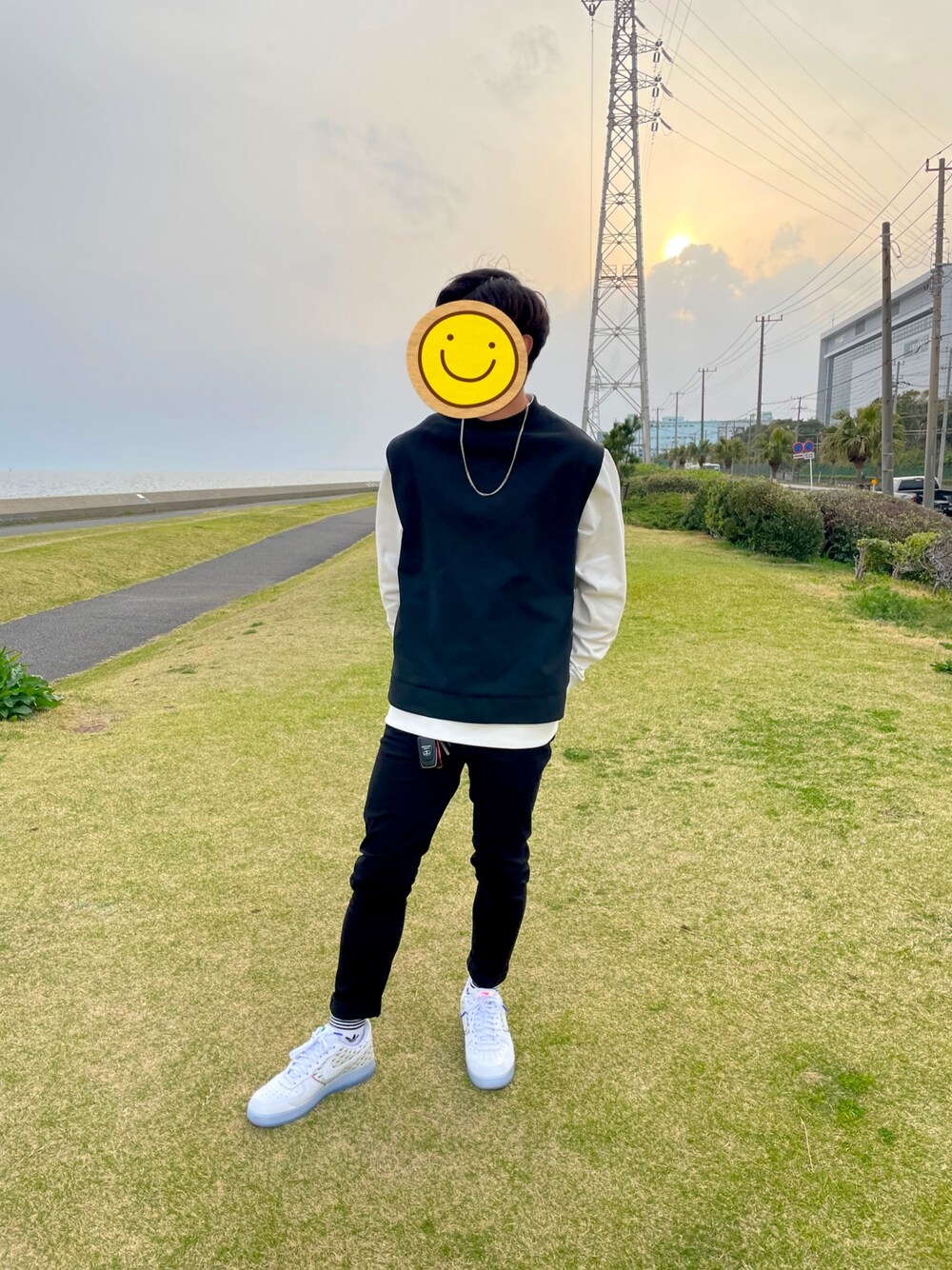 「春コーデ、おしゃれさんと繋がりたい、大人カジュアル、ストリートMIX、海スタイル」｜「niko and...のミラノリブニットベスト（ベスト、ブラック系）」を使った、和也さん（メンズ・175cm）の春コーディネートの1枚目の写真