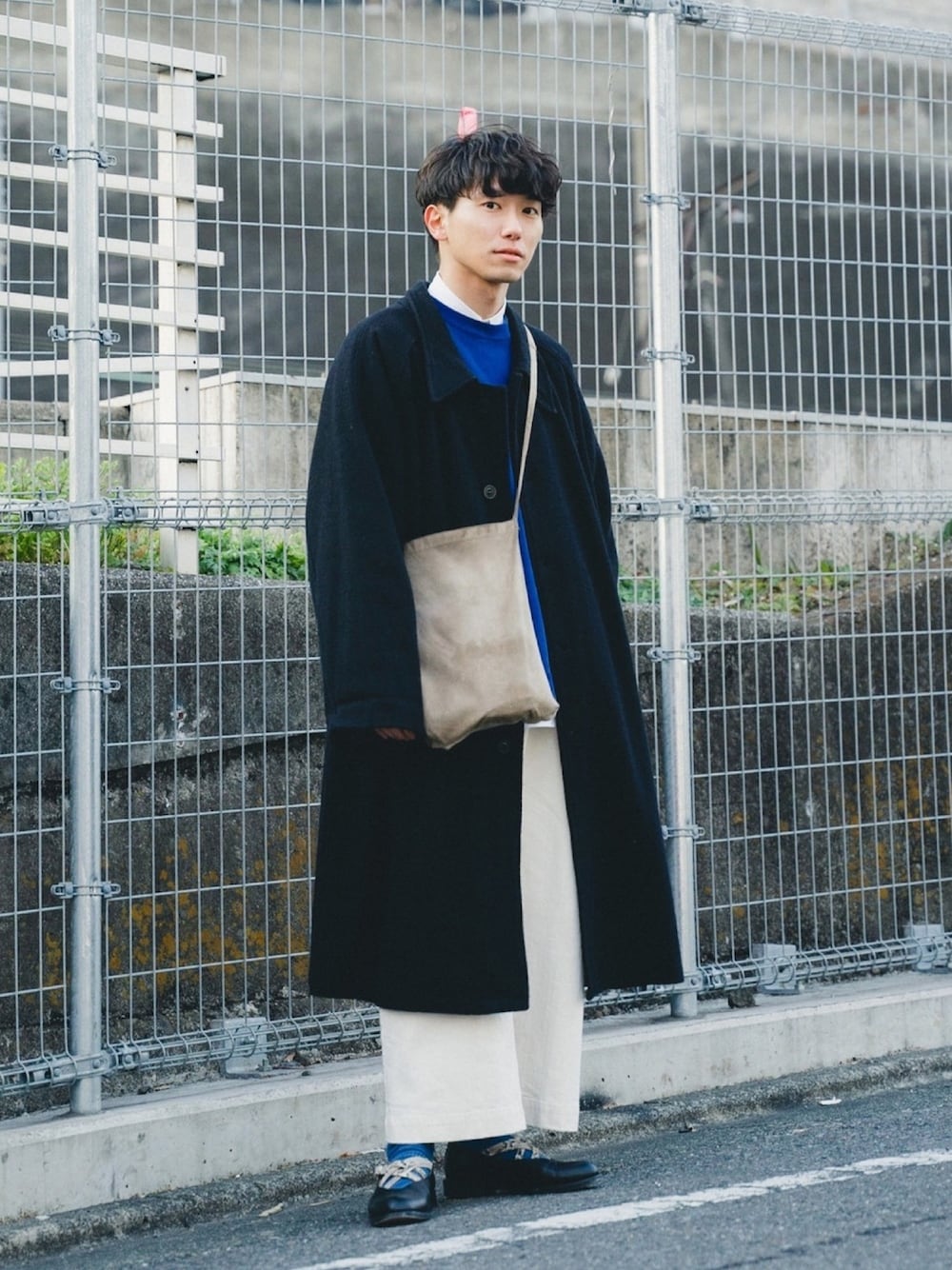 「シャツスタイル、ショルダーバッグ、オーバーサイズ、スウェット、スウェット×シャツ、白シャツ、白パンツ、ブルーコーデ、ワイドパンツ、はるコーデ」｜「Hender Schemeのアイテム（スリッポン、ブラック系）」を使った、TaKu.さん（メンズ・168cm）の冬コーディネートの1枚目の写真