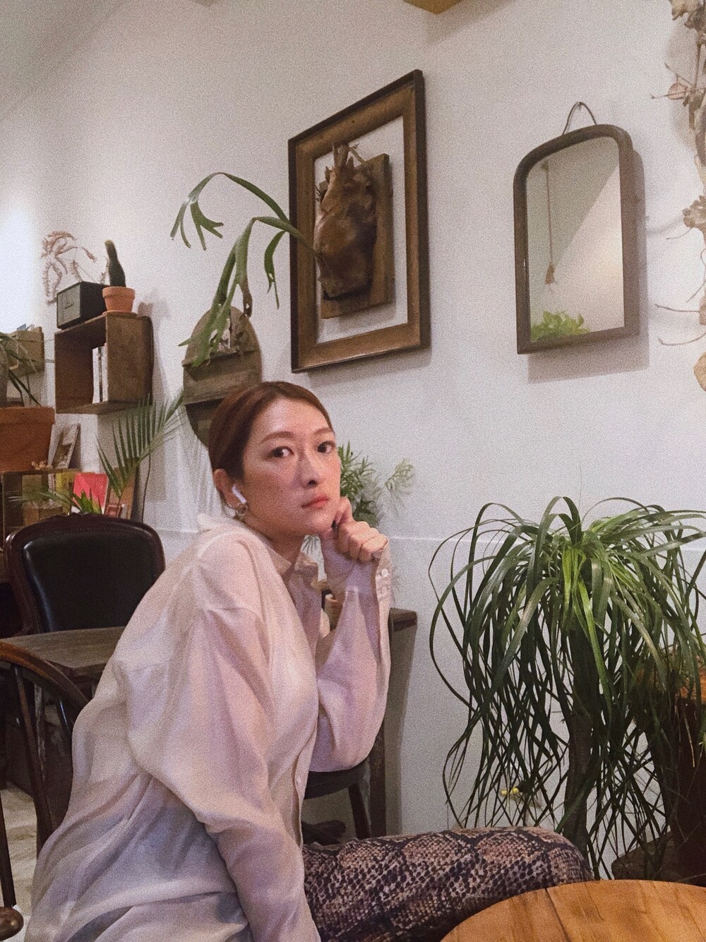 「ootd、seethrough、台湾、迪化街、Airpods」｜「JOURNAL STANDARDのシアーソフトシャツ（シャツ/ブラウス、ベージュ系）」を使った、Miko Hsuさん（レディース・155cm）の秋コーディネートの1枚目の写真