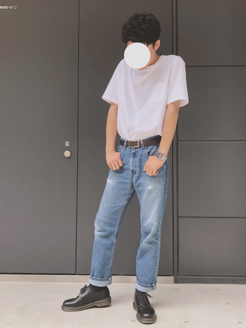 ブルー系のデニムパンツ、ブラック系のその他シューズ、ホワイト系のTシャツ/カットソーを着用したメンズの夏コーディネートの1枚目の写真