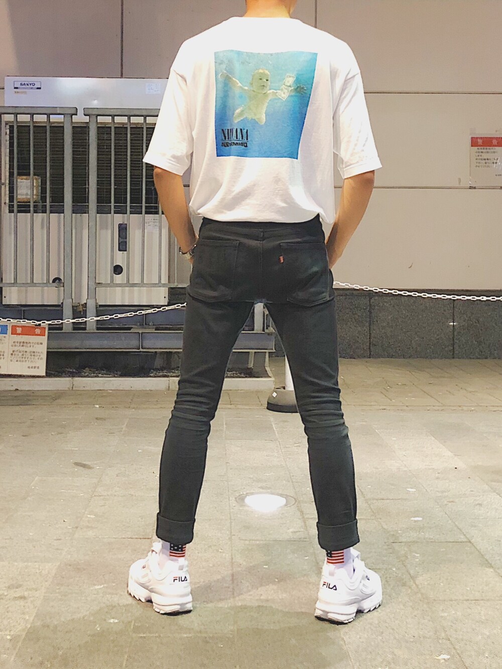 「シンプルコーデ、オーバーサイズ、バンT、モノトーン、黒スキニー、タックイン」｜「RAGEBLUEのバンドTシャツ/802501（Tシャツ/カットソー、ホワイト系）」を使った、はやぴーさん（メンズ・180cm）の夏コーディネートの1枚目の写真