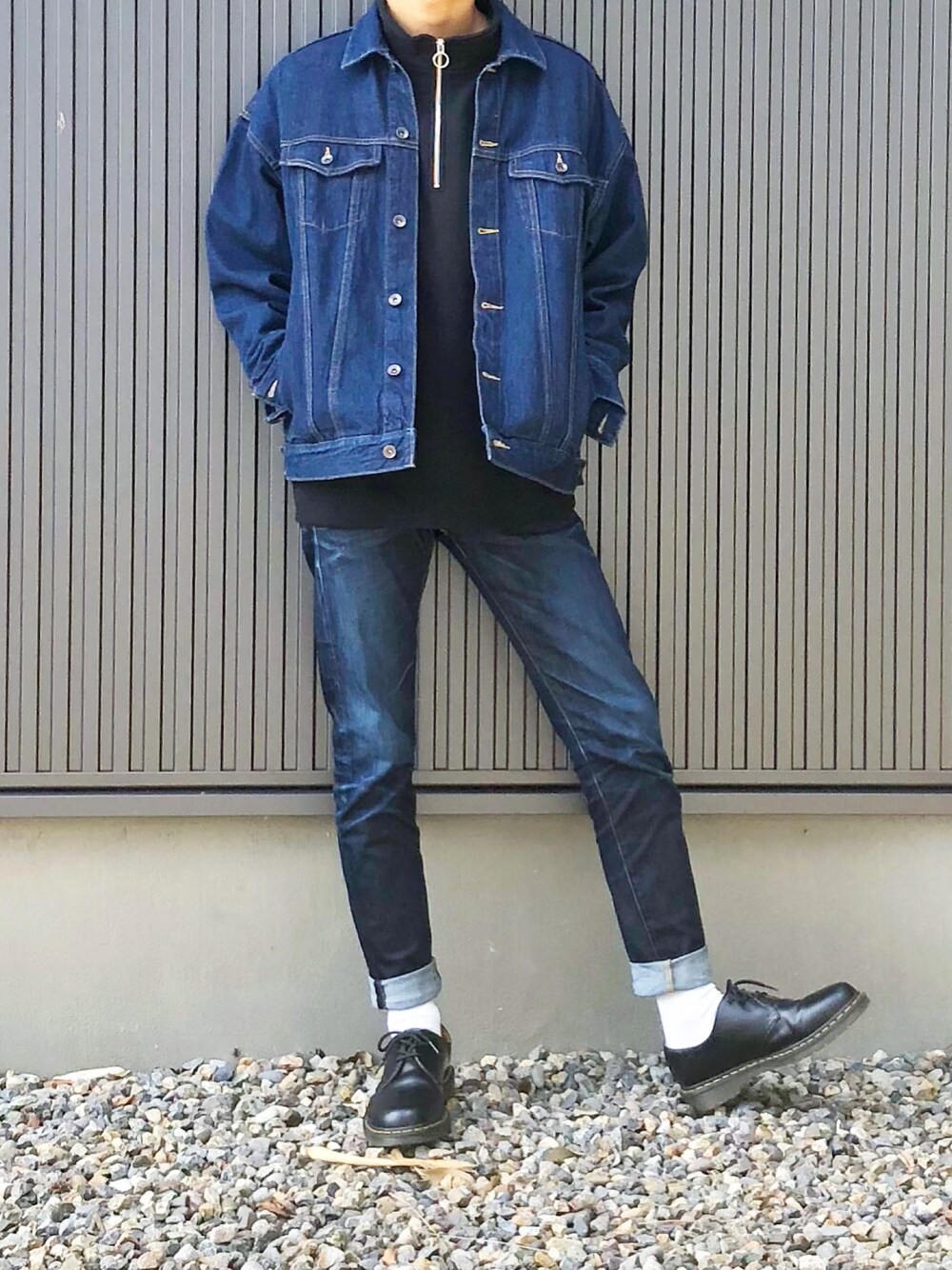 ブルー系のデニムジャケット、ブラック系のTシャツ/カットソー、ブラック系のドレスシューズを着用したメンズの秋コーディネートの1枚目の写真