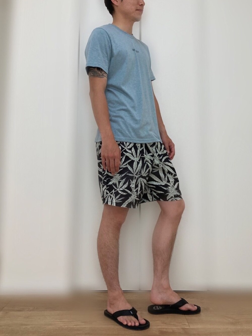 「BAYFLOWのアイテム（Tシャツ/カットソー、ブルー系）」を使った、misurfさん（メンズ・173cm）の夏コーディネートの1枚目の写真