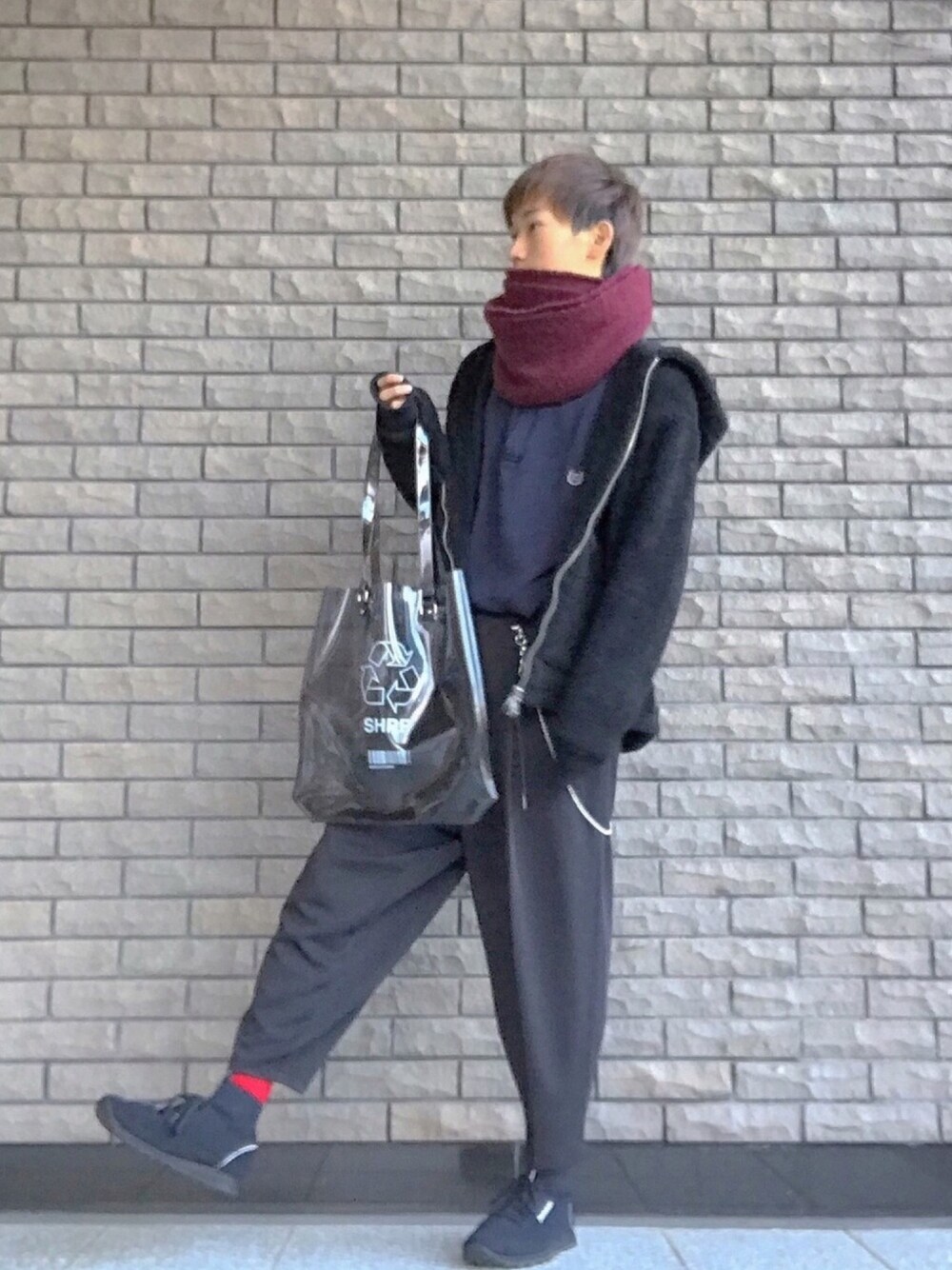 ブラック系のスウェット、ブラック系のその他パンツ、ブラック系のスニーカーを着用したメンズの冬コーディネートの1枚目の写真