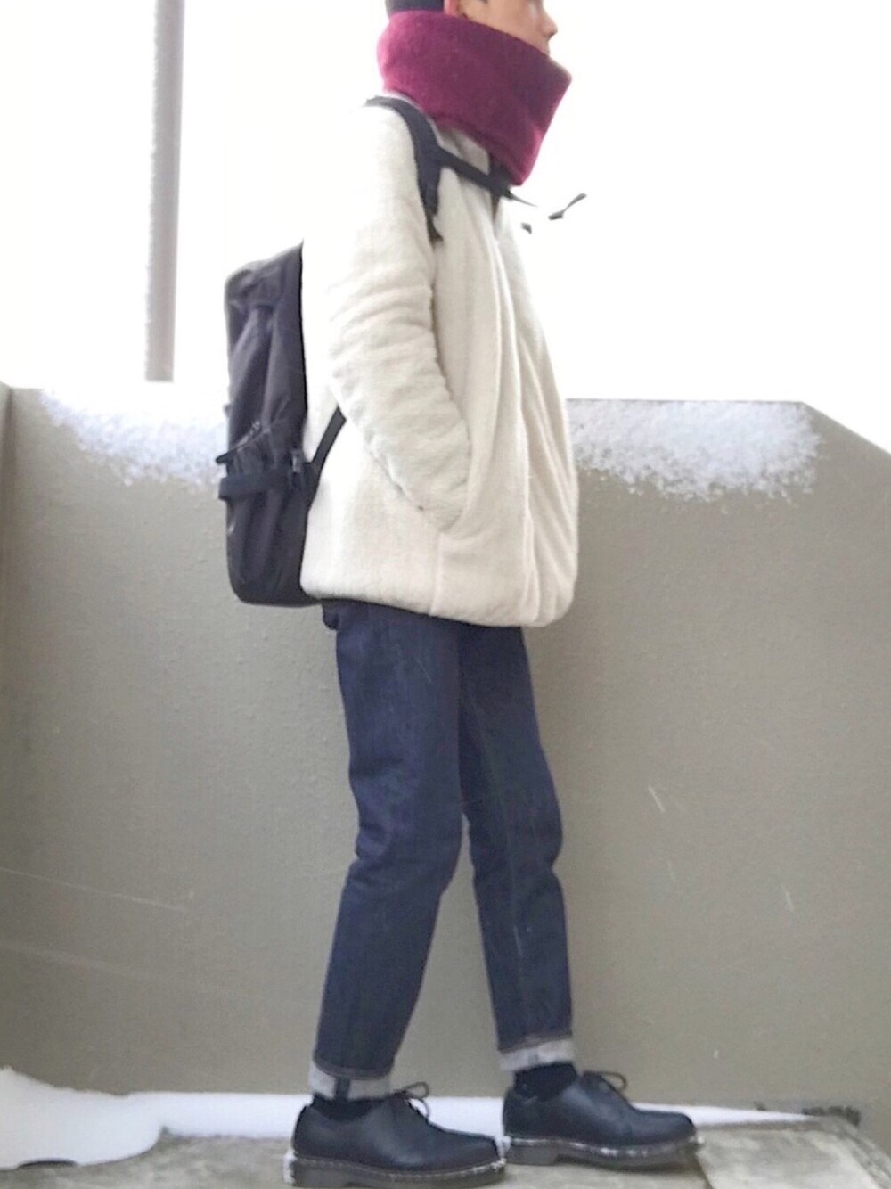 ホワイト系のその他アウター、ブルー系のデニムパンツ、ブラック系のドレスシューズを着用したメンズの冬コーディネートの1枚目の写真