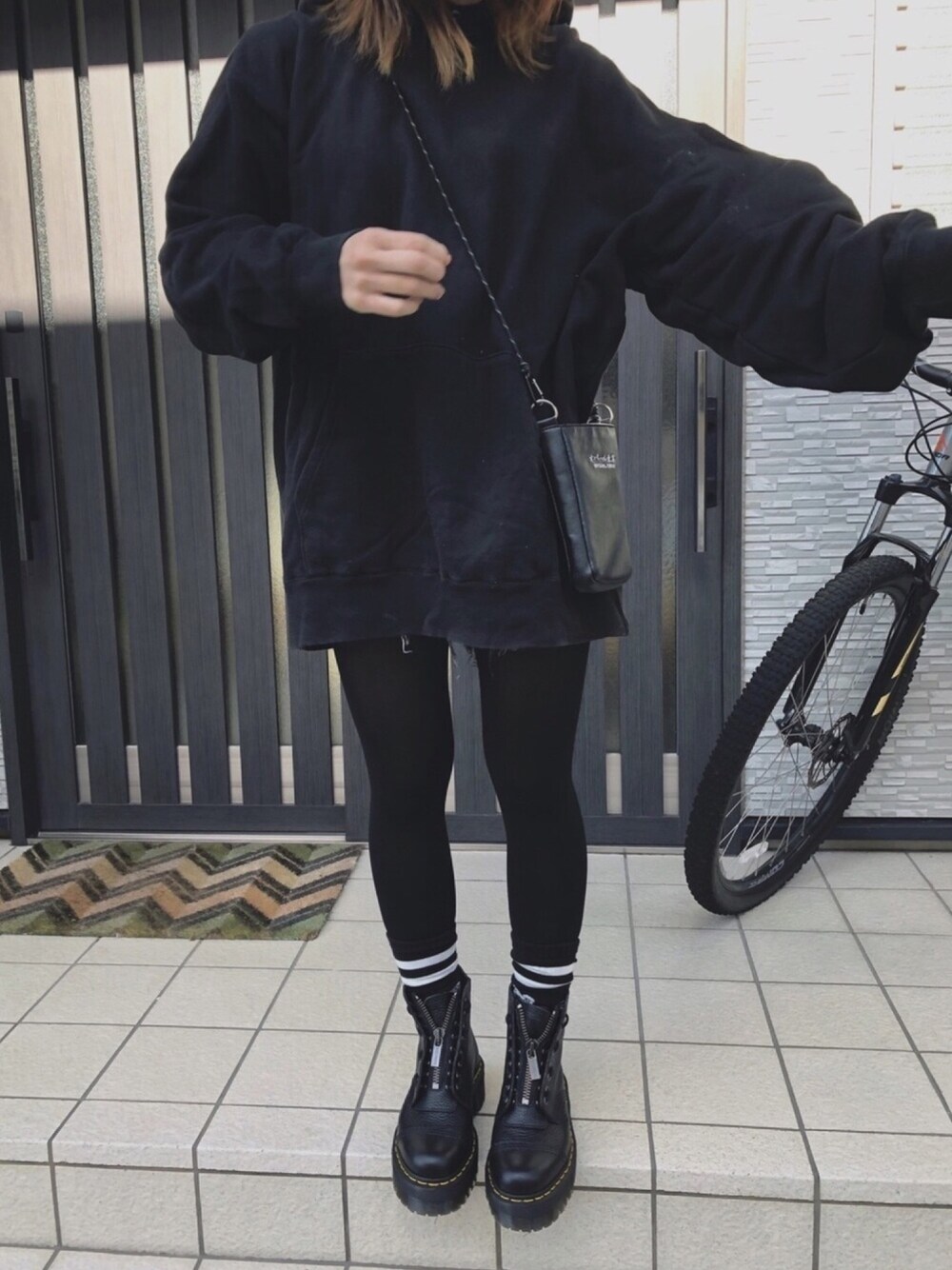 「JOYRICH、ソックス、Dr.Martens、ゴイゴイスー」｜「Dr. Martensのアイテム（ブーツ、ブラック系）」を使った、91yonさん（レディース・162cm）の冬コーディネートの1枚目の写真