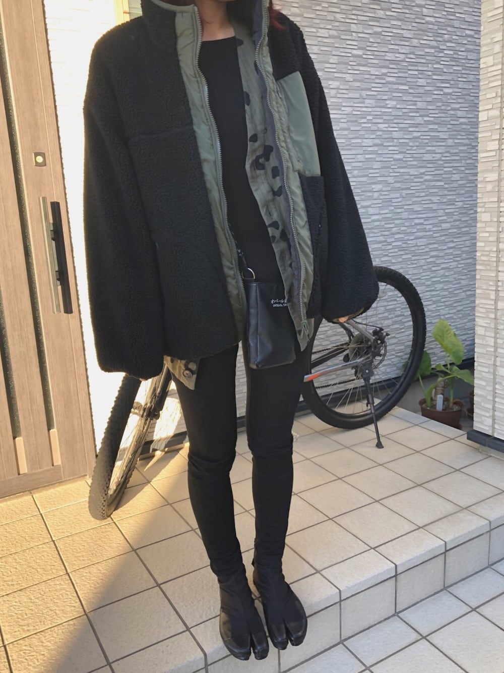 「地下足袋、ボア」｜「w closetのボア×タフタリバーシブルブルゾン（ブルゾン、ブラック系）」を使った、91yonさん（レディース・162cm）の冬コーディネートの1枚目の写真