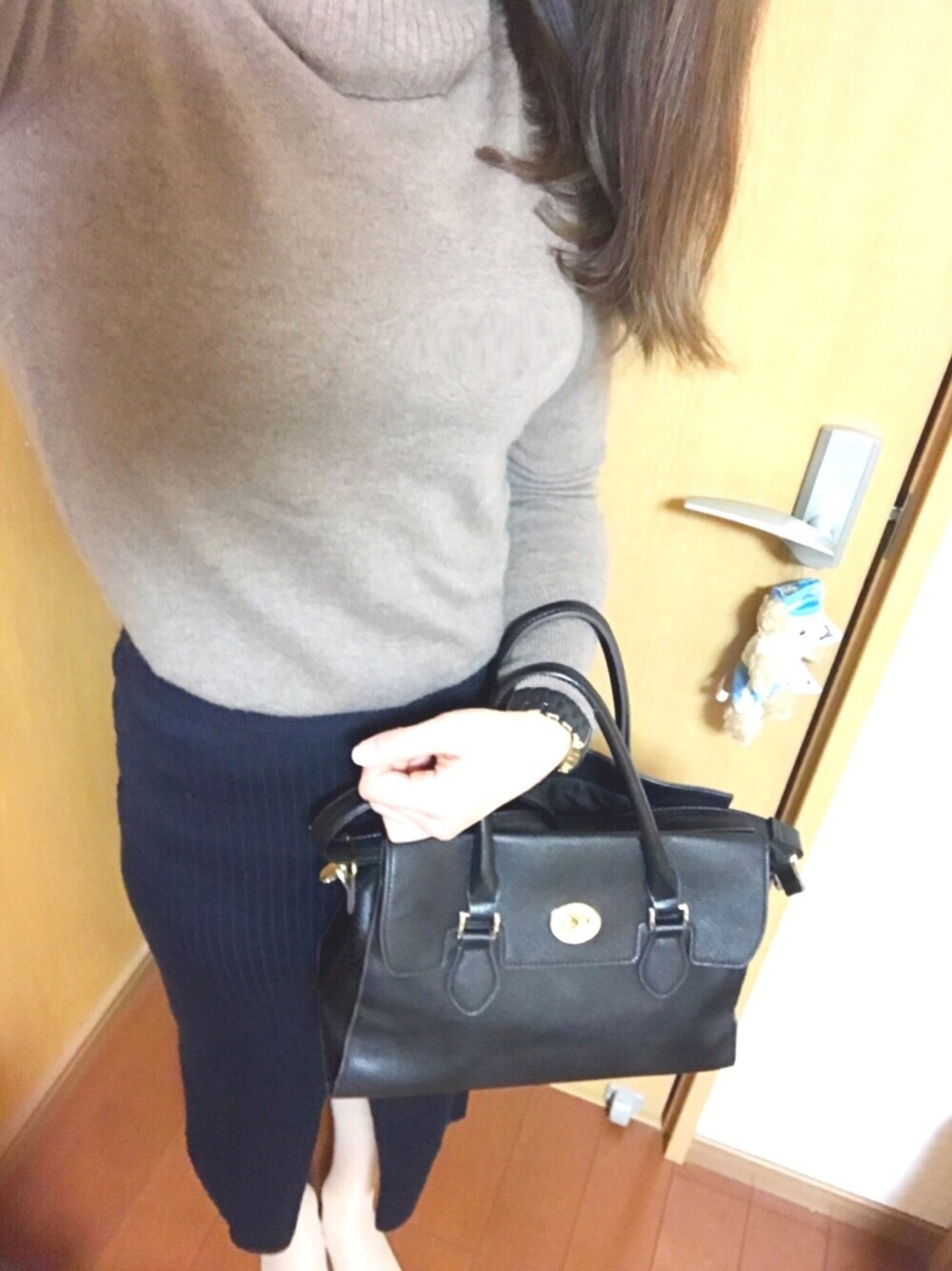 「オトナカジュアル、キレイめ、ニット、UNIQLO、ユニジョ、JEANASiS、MARC BY MARC JACOBS、オトナ女子、ヌーディーコーデ、プチプラコーデ」｜「UNIQLOのアイテム（ニット/セーター、ブラウン系）」を使った、minaさん（レディース・163cm）の冬コーディネートの1枚目の写真