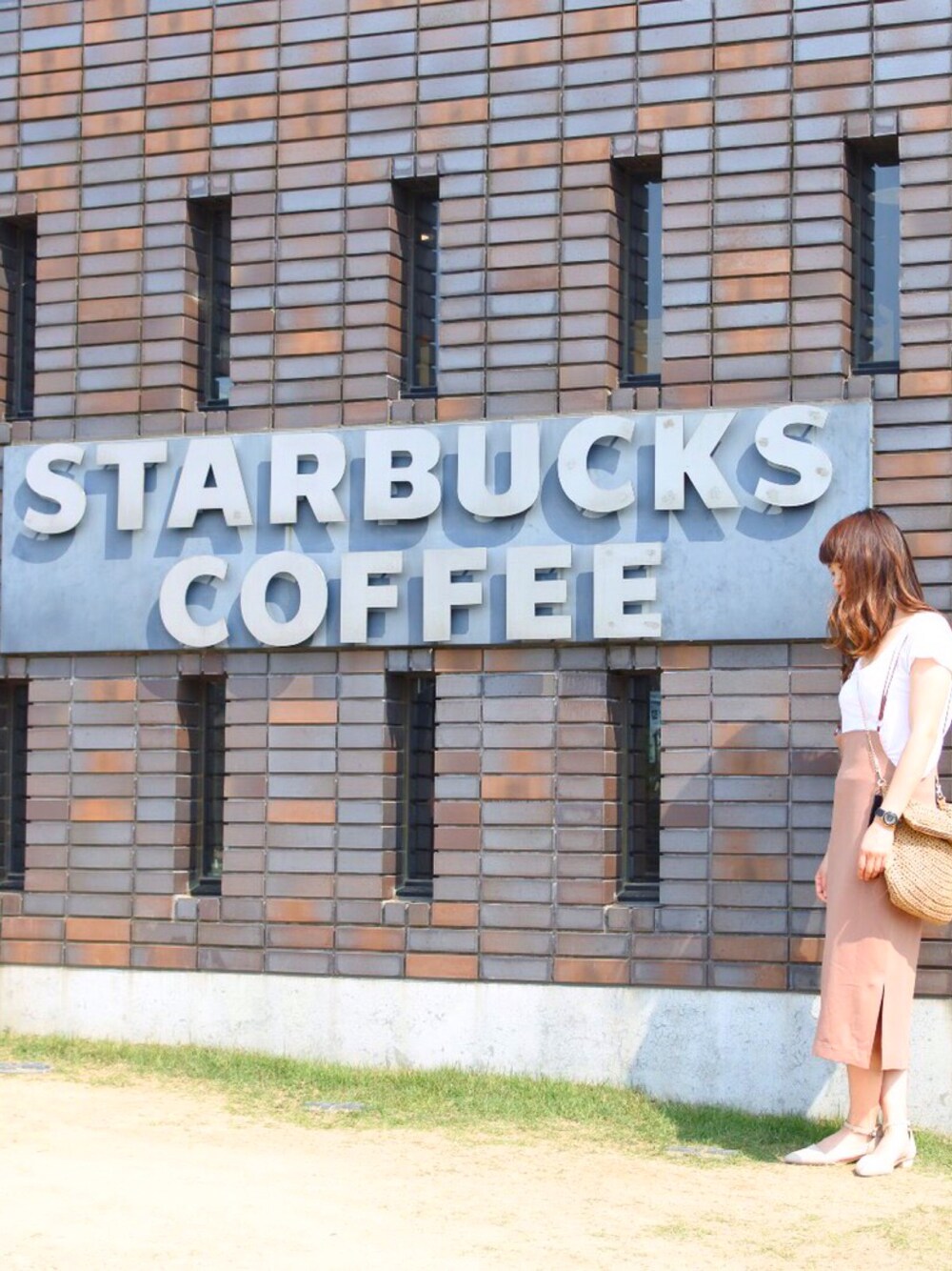 「オトナカジュアル、きれいめカジュアル、オトナ女子、白Tシャツ、GU、KBF、apartbylowrys、MARC BY MARC JACOBS、LOWRYS FARM、ヌーディーコーデ」｜「GUのアイテム（Tシャツ/カットソー、ホワイト系）」を使った、minaさん（レディース・163cm）の春コーディネートの1枚目の写真